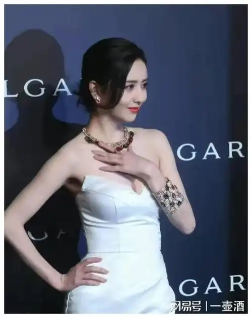 佟丽娅40岁性感盛装喜得连连不是钱让女人靠的关键是