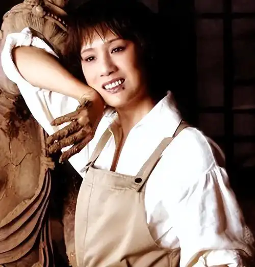 无儿无女的李建群与著名导演同居27年不结婚临终后悔让人心疼