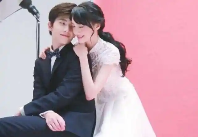 有种结婚照叫郑爽杨洋,看到郑爽歪头杀那刻,网友:心跳加速!