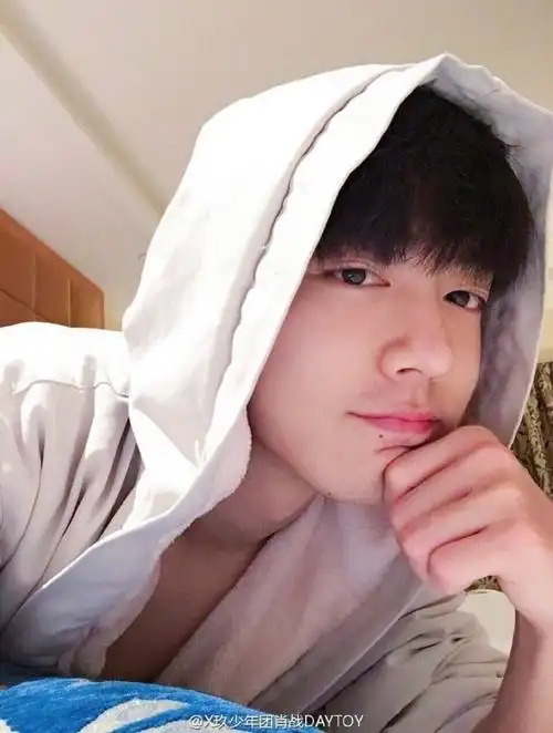 肖战##肖战工作室掉落惊喜##肖战捂脸自拍