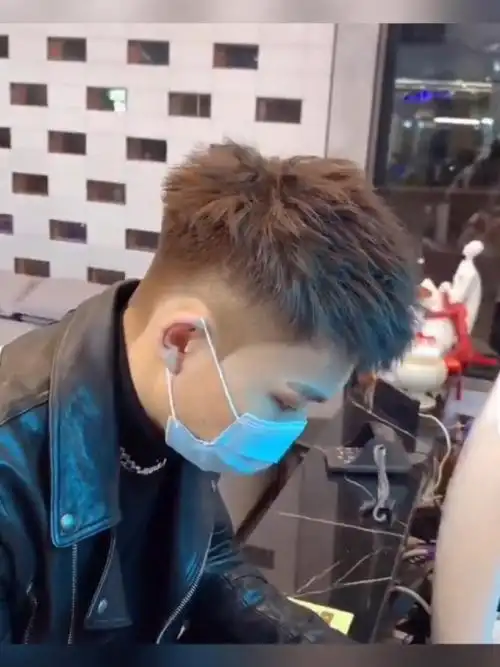 男士波浪卷发型图片