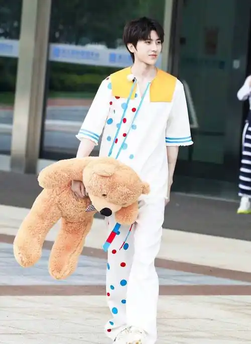 蔡徐坤抱玩偶熊vs女粉丝抱玩偶熊,男友力爆棚,是参天巨葵无疑了_女生