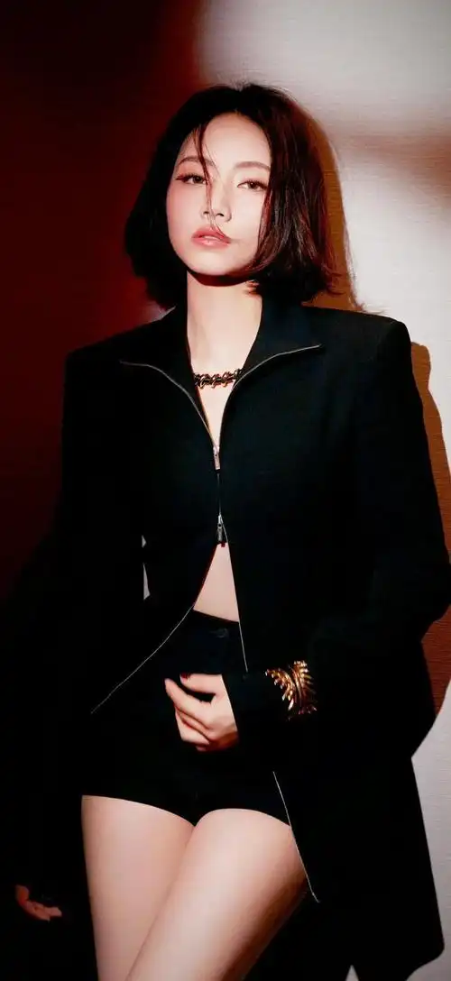 刘惜君最新穿搭写真造型壁纸