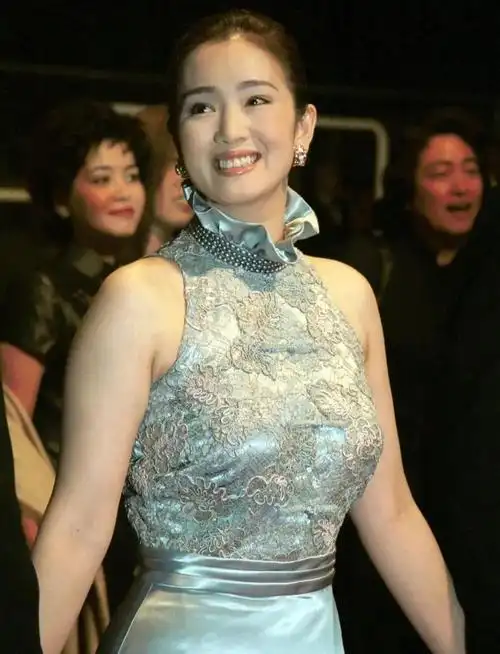 被穿旗袍的巩俐惊艳了圆脸微胖前凸后翘看100遍都不厌