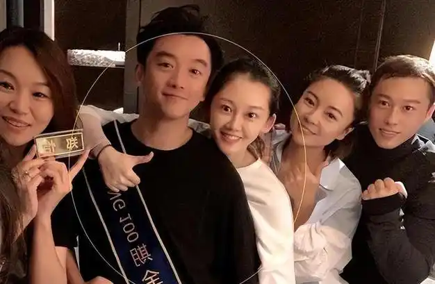 苗苗深夜晒卷发视频脖子上草莓明显网友郑恺你小子真行