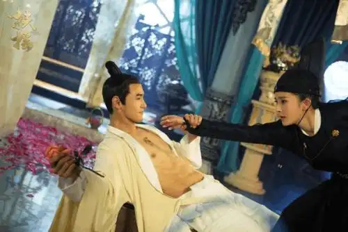 特别是在最近剧里,阮经天大秀身材,露出腹肌和背后壮实的肌肉 还有