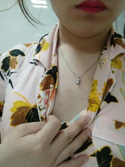 胸口中间长了点小痘痘不痛也不痒是怎么回事_百度知道