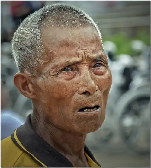 《绝望无助的眼神》