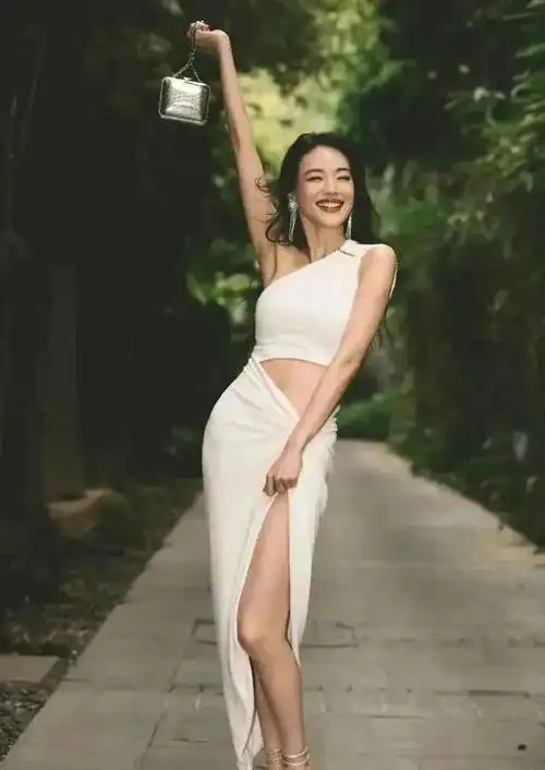 04,杨采钰有一种性感,叫不露也能欲望满满,而杨采钰就是这种特色的