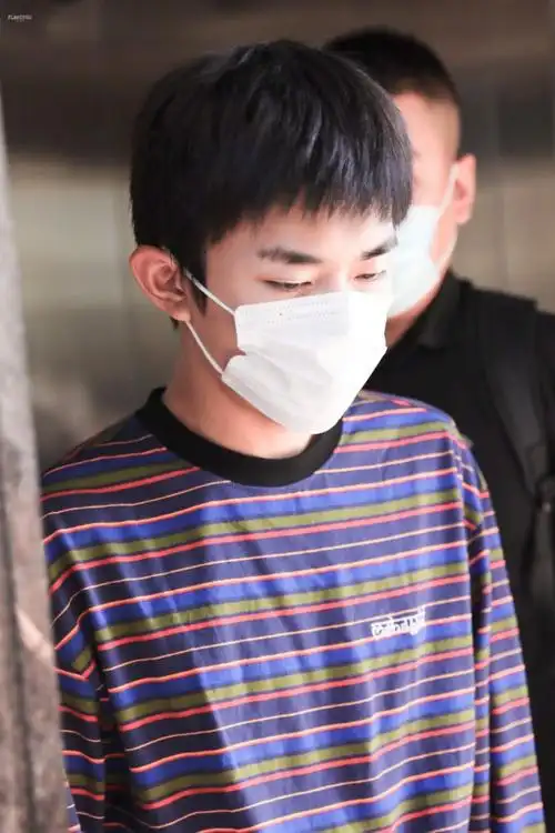 易烊千玺南京机场路透照,肩膀厚实很多,粉丝们表示好有安全感