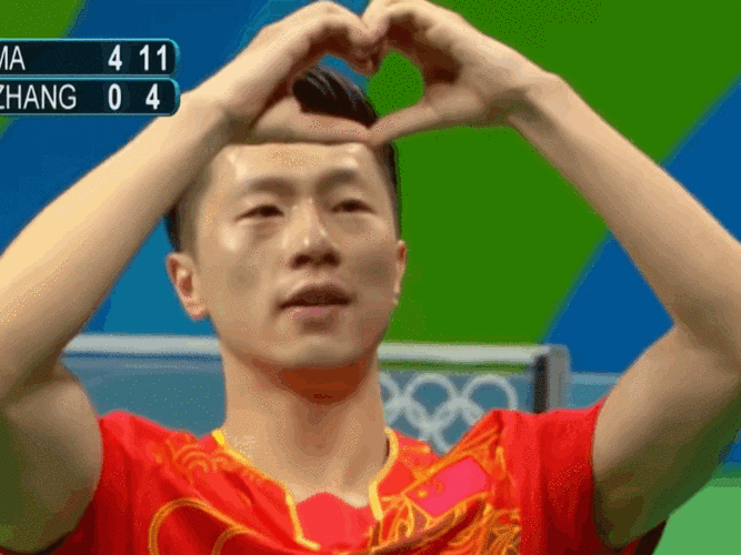 时隔5年,马龙再夺奥运男单冠军在奥运赛场比心.