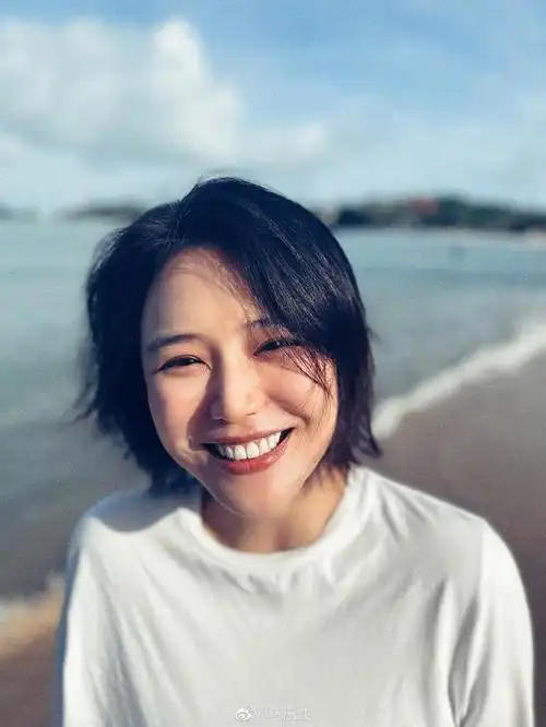 马思纯笑得很开心