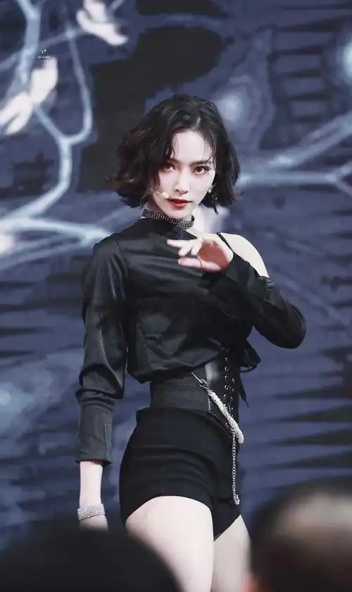 许佳琪释放魅力!可盐可甜的春日穿搭,教你变身美少女!