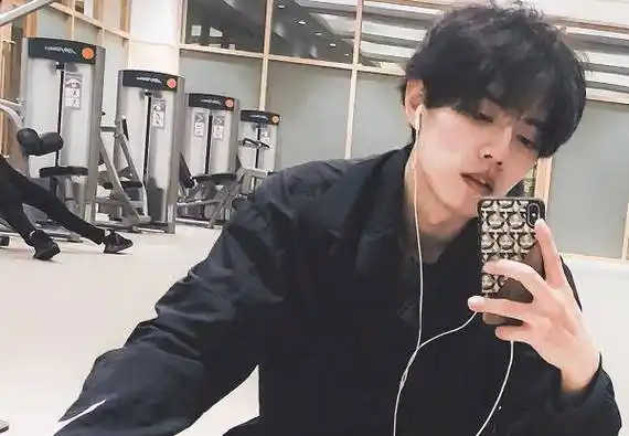 肖战晒出健身房照片,身上的肌肉线条明显,略显身材肌手臂也粗壮了