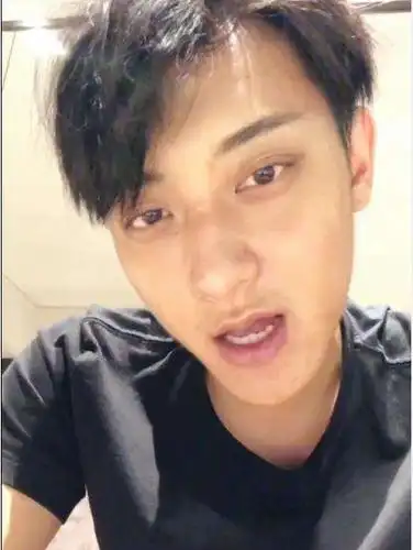 蔡徐坤素颜照曝光,各路大v大赞太美了,网友:我瞎了吗