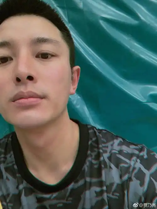 照片中的贾乃亮,穿着迷彩服,留着寸头很是帅气,不过这眼神却很空洞,带