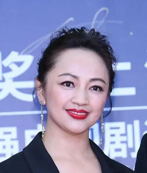 罗海琼明显老了罕见浓妆显霸道成熟起来真有阔太气场