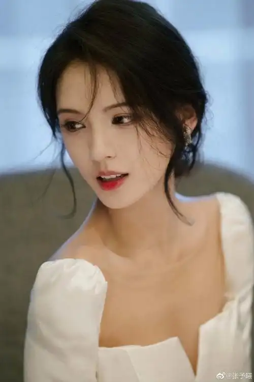 张予曦穿方领白裙优雅似公主笑容灿烂甜美2