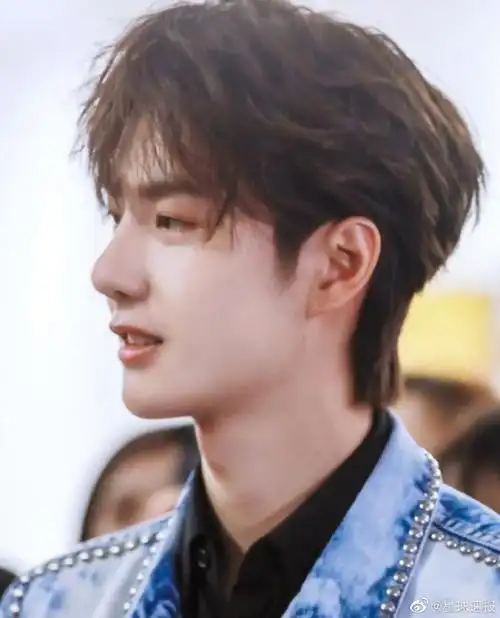 王一博侧脸轮廓