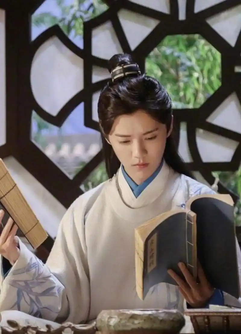 他只拍了一次古装剧,就成了古装颜值天花板 鹿晗的五官十分端正,长相