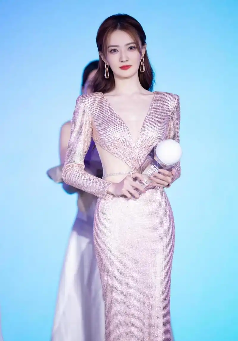 徐璐今日身穿粉色渐变礼服出席红毯 徐璐今日身穿ivanyong粉色渐变