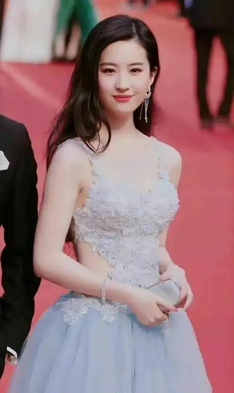 36岁刘亦菲和31岁杨采钰同样打球,差距一目了然,陈金飞也非万能