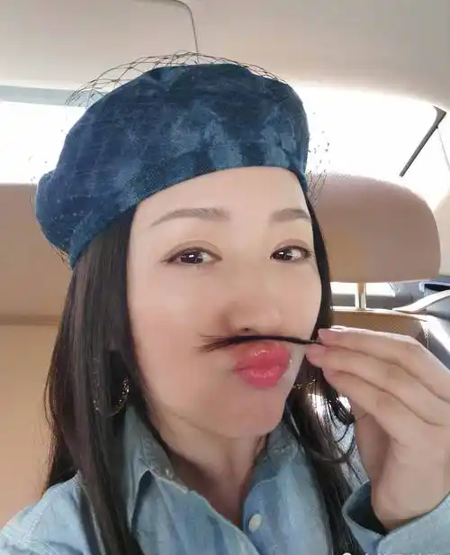 原创49岁杨钰莹近照罕曝光,昔日"甜歌皇后",依然少女感十足-大秦号