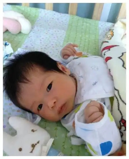 冯绍峰孩子十分的乖巧不过看见我不笑看见丽颖就十分的开心