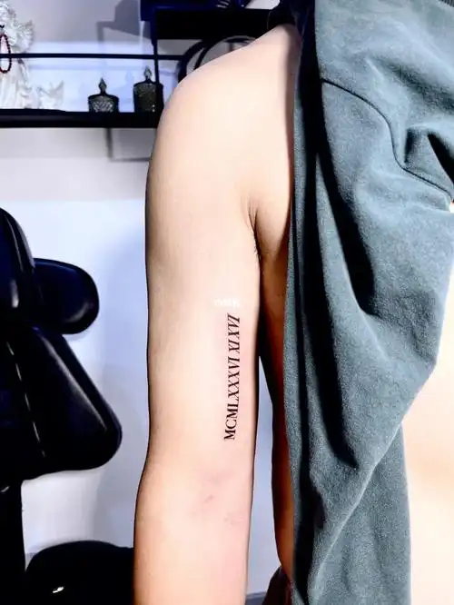南京纹身罗马数字小字母纹身大手臂内侧