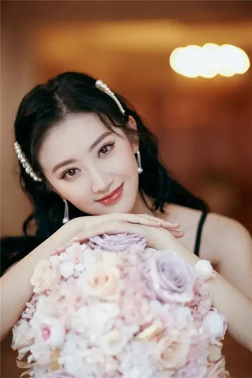 景甜首登央视元宵晚会温婉精致宛若仙女