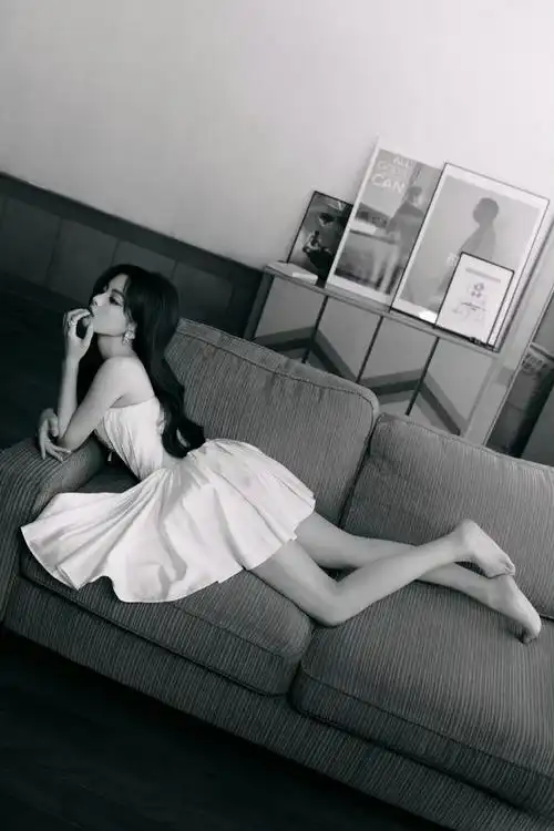 杨超越美腿大赏,超喜欢她的这个短白袜好可爱