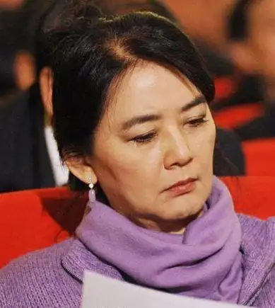 网友在其博客上传台湾昔日玉女胡慧中近照,照片中胡慧中皮肤有些松弛