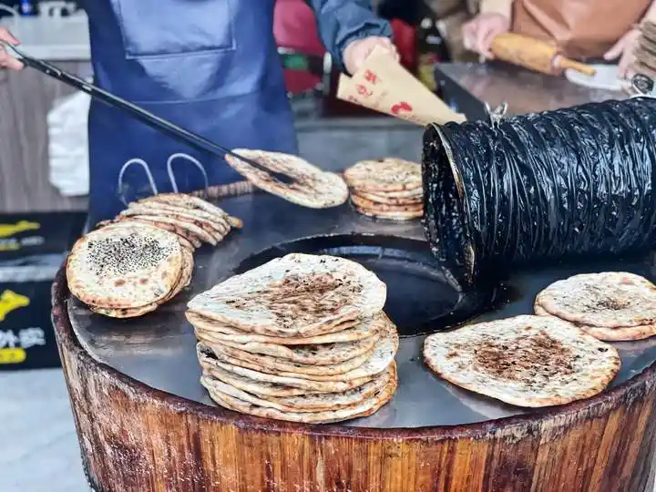 杭州胖子烧饼店老板应显光已年过五旬,却风雨无阻,每天清晨六点到店
