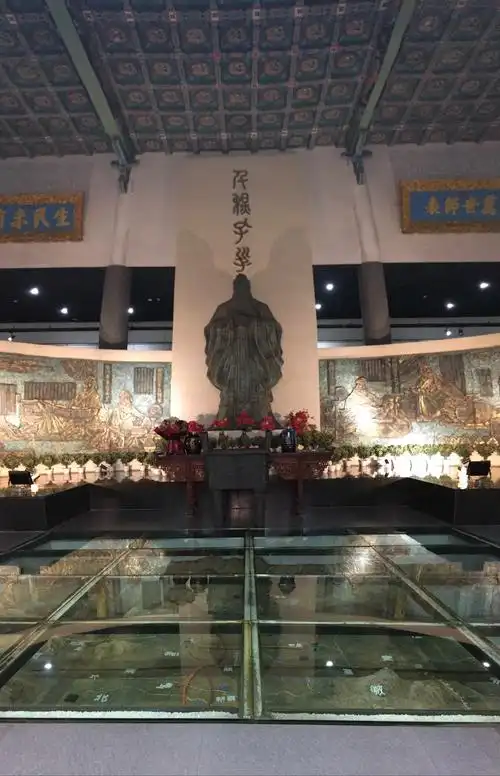 千秋孔子展是博物馆的招牌展览,内容丰富,在展陈设计上也很不错.