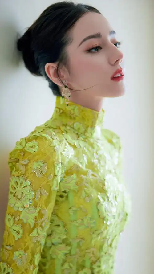 迪丽热巴金色露背旗袍造型