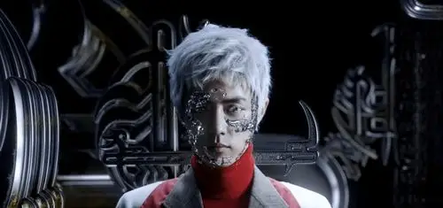 《时尚芭莎》肖战挑战银发造型,科幻与时尚完美结合,让人心动了