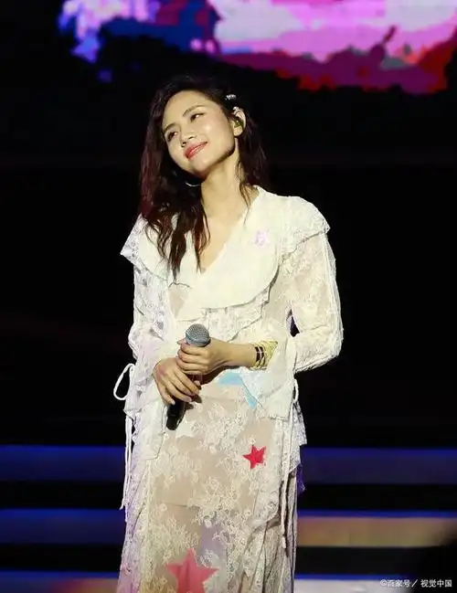 刘惜君穿上"猪油裙"竟然还有"巴掌腰",这身材真是没谁了!