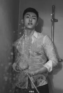 男星晒腹肌修罗场!