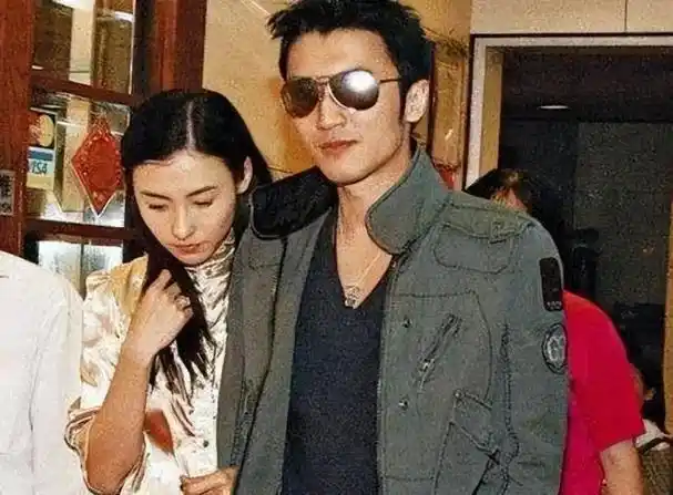 直到如今才明白,谢霆锋对张柏芝不仅是喜欢,而是用尽全力的深爱