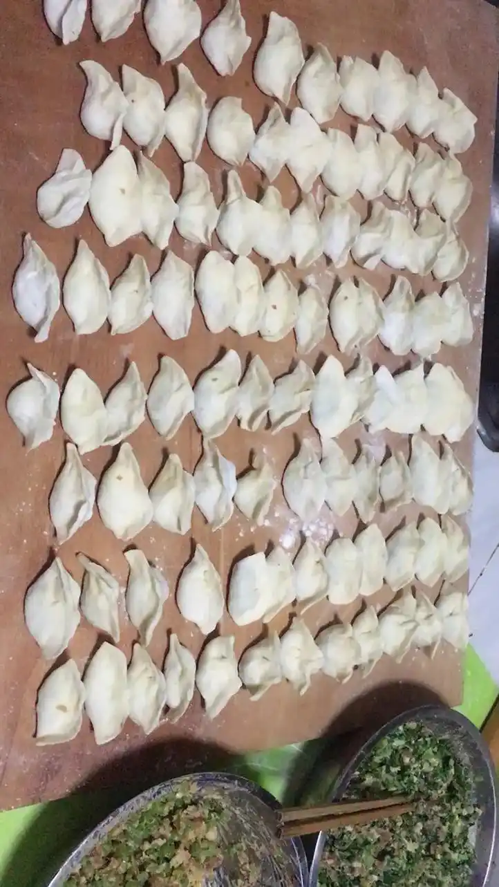 手工包饺子 #一日三餐人间烟火简单而美味 #自己动手丰衣足 - 抖音