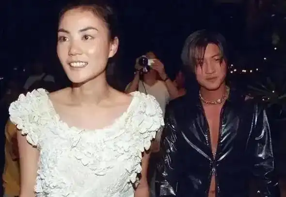 54岁王菲近照曝光脖子纹路好深老人相凸显穿649元裤子显品味