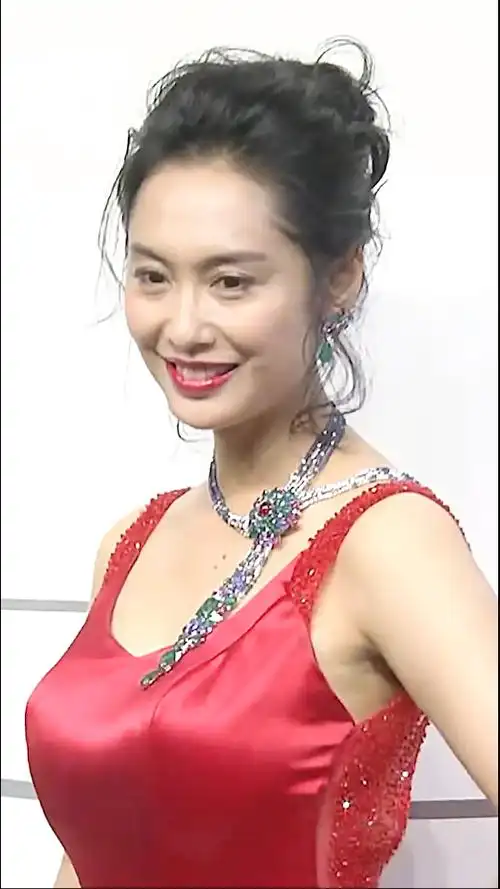 49岁的朱茵出席活动一身红裙惹人注目,身材傲人风情万种,妥妥的冻龄