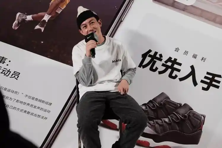 我们请到了陈冠希用nikeapp为蓝丝绸完成了一套即兴搭配