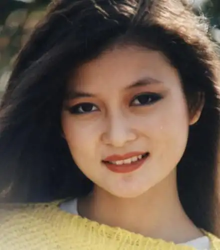 她曾凭《妈妈的吻》爆红,巅峰时退隐,如今年过半百仍是单身一人