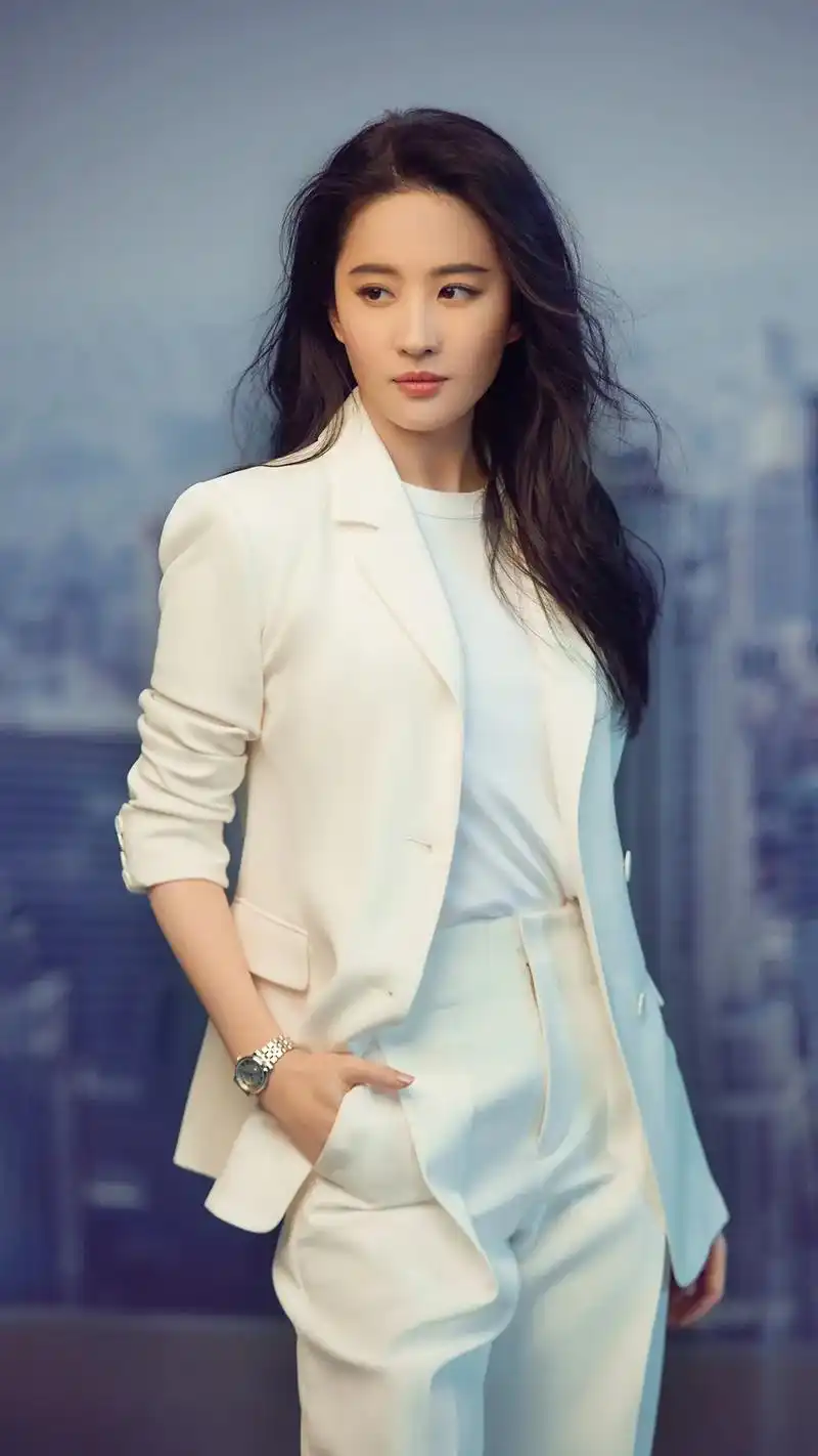 姐姐的白色西装绝了.#刘亦菲#刘亦菲西装杀 #女神穿搭  - 抖音