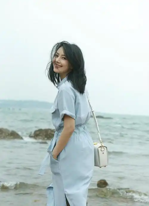 想要笑得美先学高圆圆式回眸笑