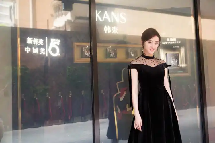 并观看了《不眠之夜》的表演,作为韩束2017年新代言人,景甜此次在上海