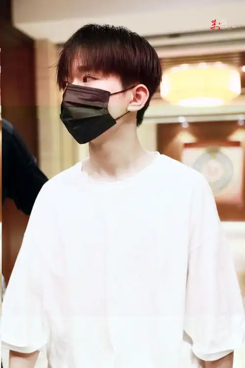 易烊千玺今日上班路透照是干净清爽的白t少年