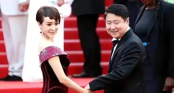 当年金巧巧未婚先孕成为他的第二任妻子,袁立,江疏影都和他传过绯闻.