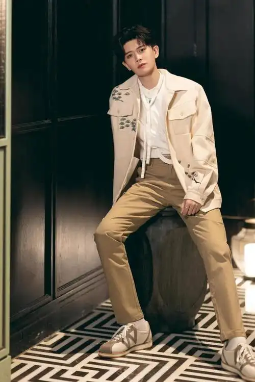 任嘉伦便服白袜